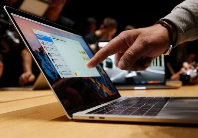 Власники старих MacBook зіткнулися з масовим виходом екранів з ладу