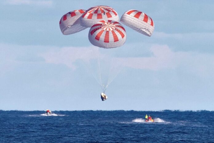 Илон Маск решил заняться производством парашютных систем