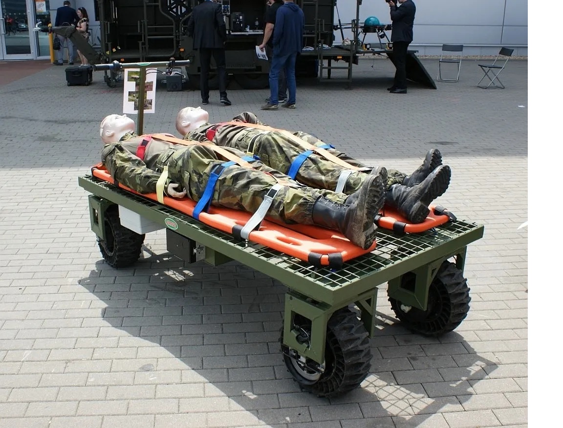 Чешский стартап бесплатно передал ВСУ партию наземных дронов для перевозки грузов и эвакуации раненых