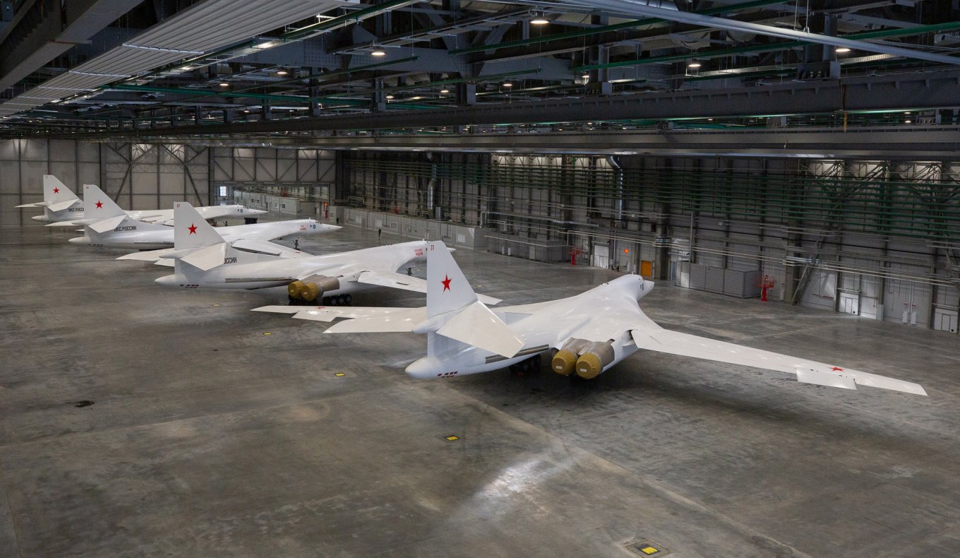 Путину показали четыре новых бомбардировщика Ту-160М, но есть нюанс