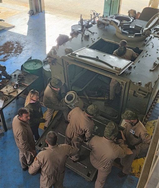 Армия Испании обучает бойцов ВСУ обслуживанию бронетранспортеров М113