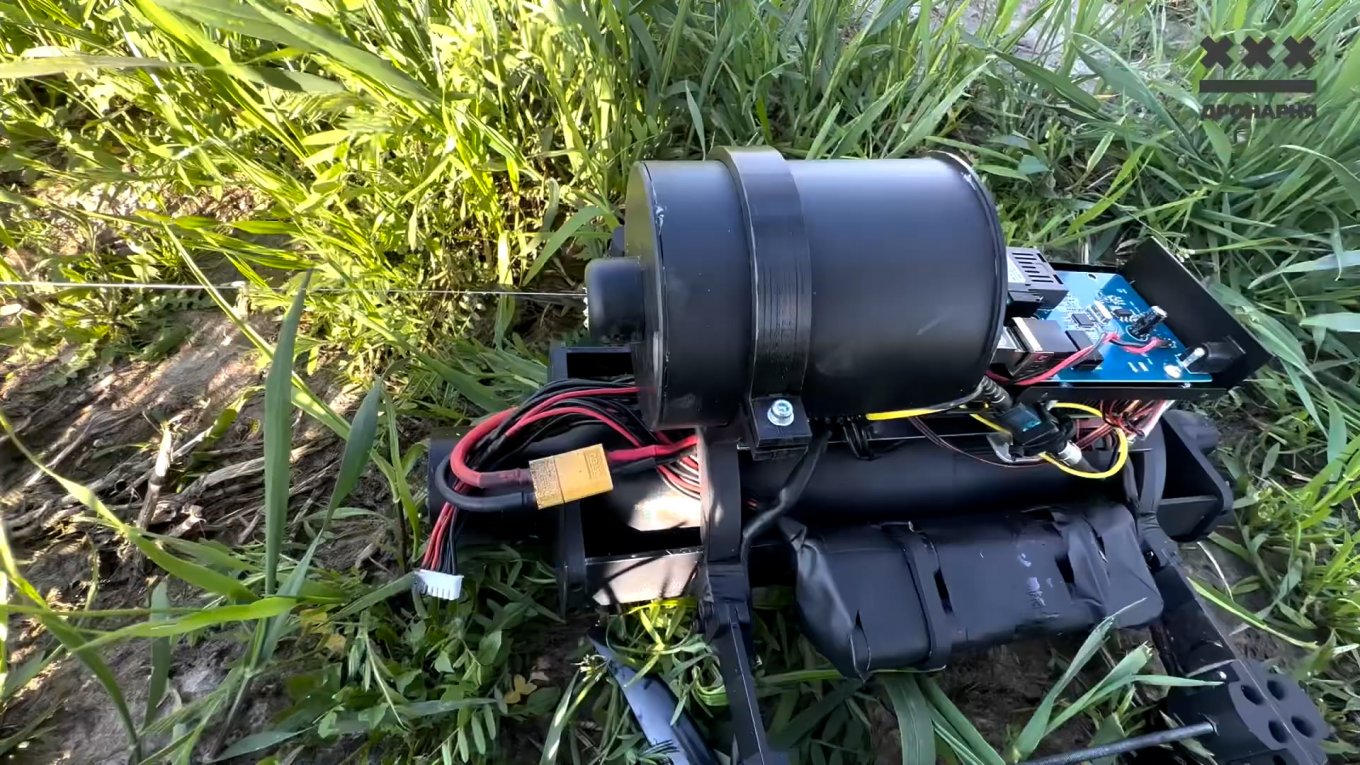 Українські розробники презентували FPV-дрони оптоволокне "Бандерік-стрічка"