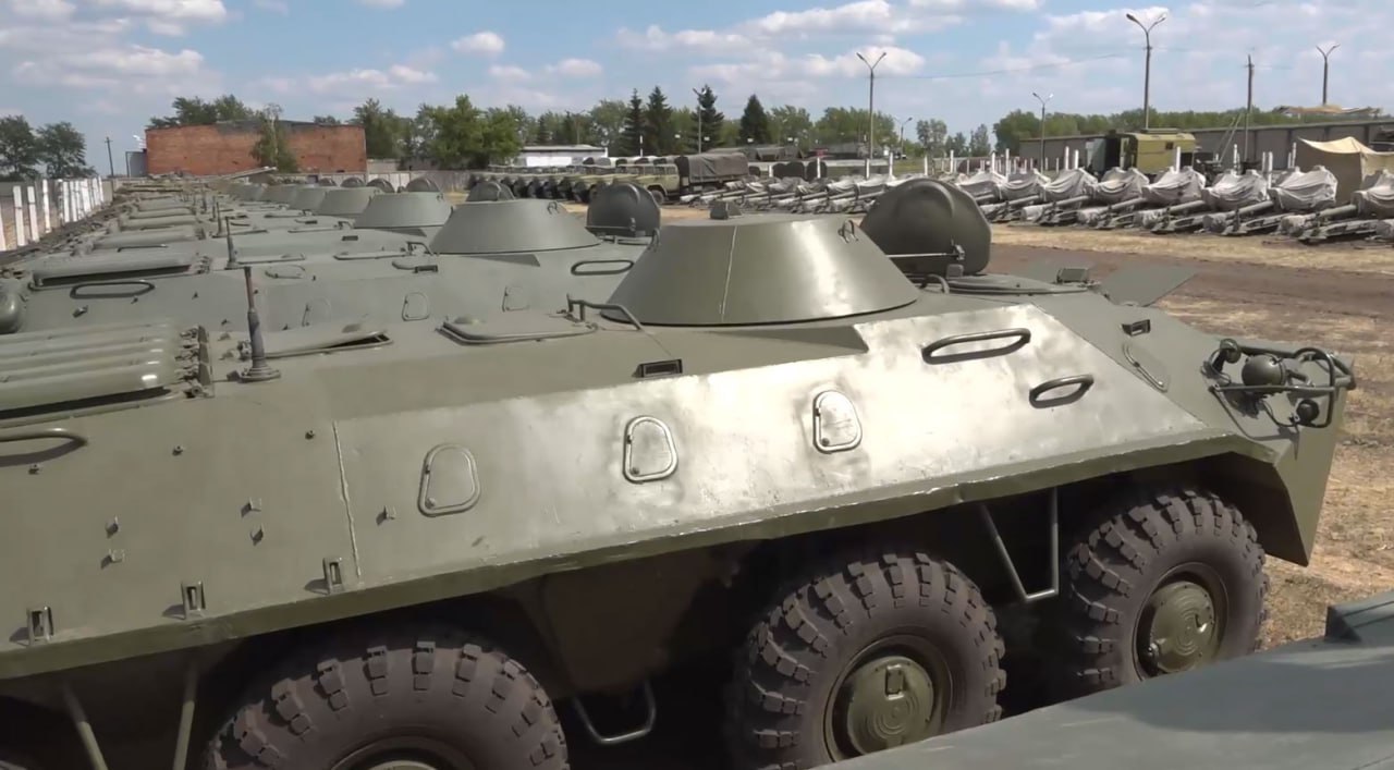 Польский аналитический портал назвал количество танков, БТР, БМП, САУ и буксируемой артиллерии на российских базах длительного хранения  