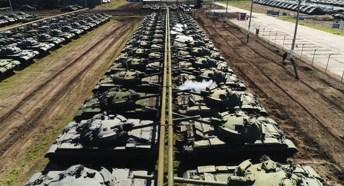 Польський аналітичний портал назвав кількість танків, БТР, БМП, САУ та артилерії, яку буксирують, на російських базах довготривалого зберігання