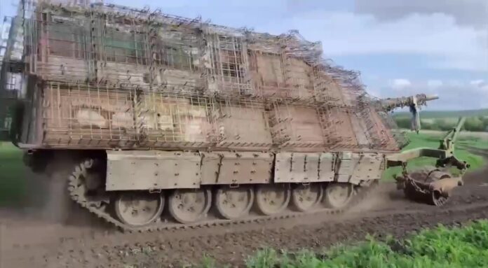 В Сети засветилась очередная версия российского «танк-сарая» с новым подходом к бронированию и борьбе с минами