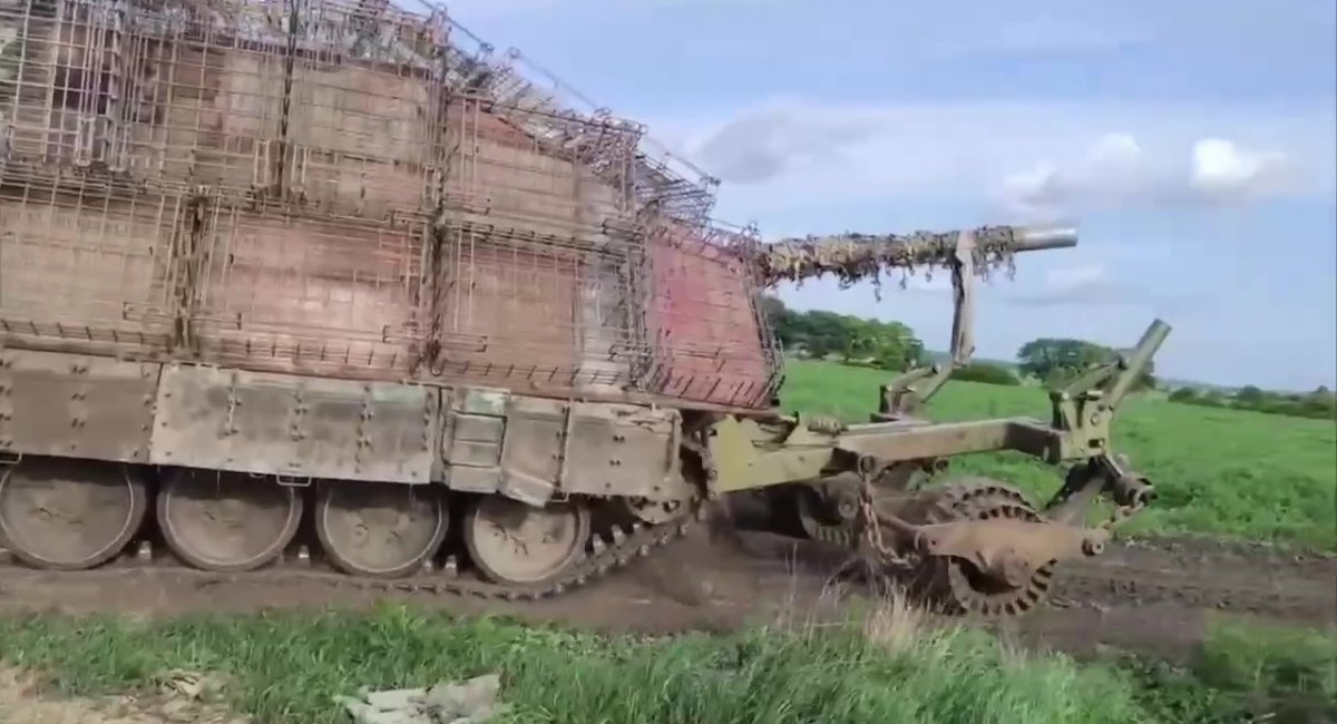 В Сети засветилась очередная версия российского «танк-сарая» с новым подходом к бронированию и борьбе с минами