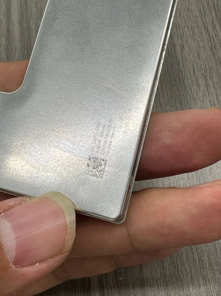 Акумулятор iPhone 16 запаковано у металевий корпус, і він отримав більшу ємність за рахунок нової технології виробництва батарей