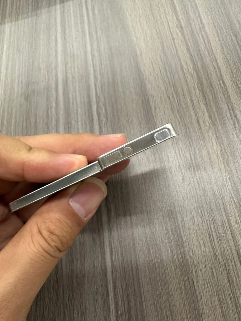 Аккумулятор iPhone 16 упакован металлический корпус и получил больше емкости за счет новой технологии производства батарей