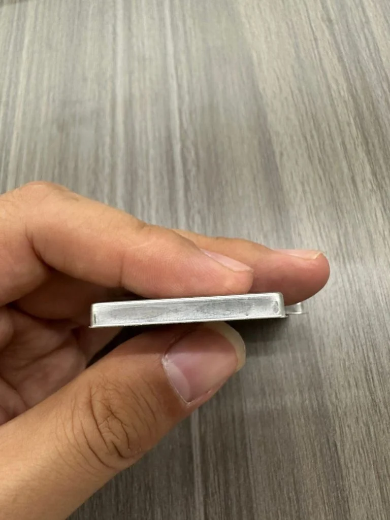 Аккумулятор iPhone 16 упакован металлический корпус и получил больше емкости за счет новой технологии производства батарей