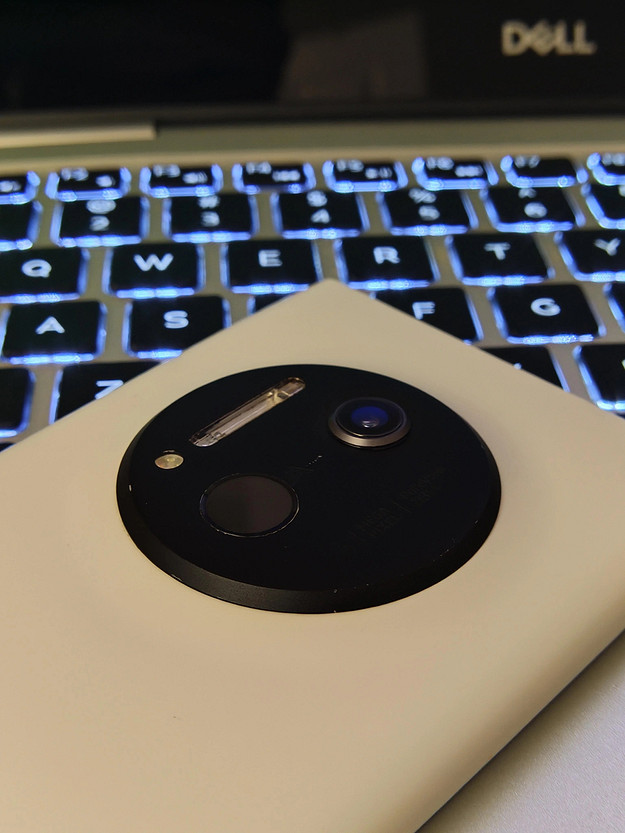 В корпус Nokia Lumia 1020 вбудуваний iPhone SE