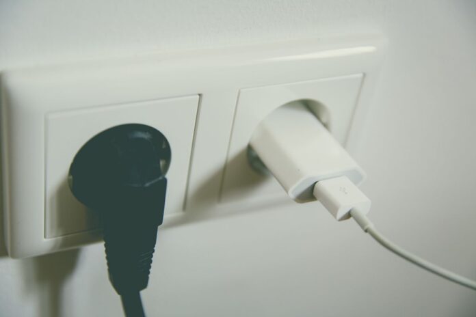 Фахівці розповіли, коли гарячий зарядний пристрій для смартфона стає небезпечним