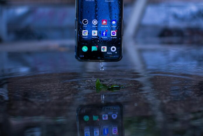 Cмартфон впав у воду